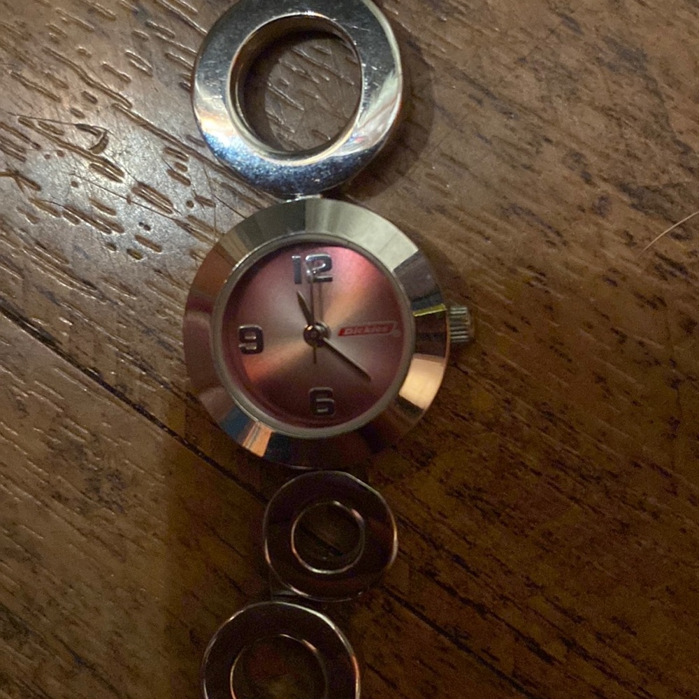 Dickies Ladies WATCH New Battery Silver Circles Modern 6.25” Band Water Resist